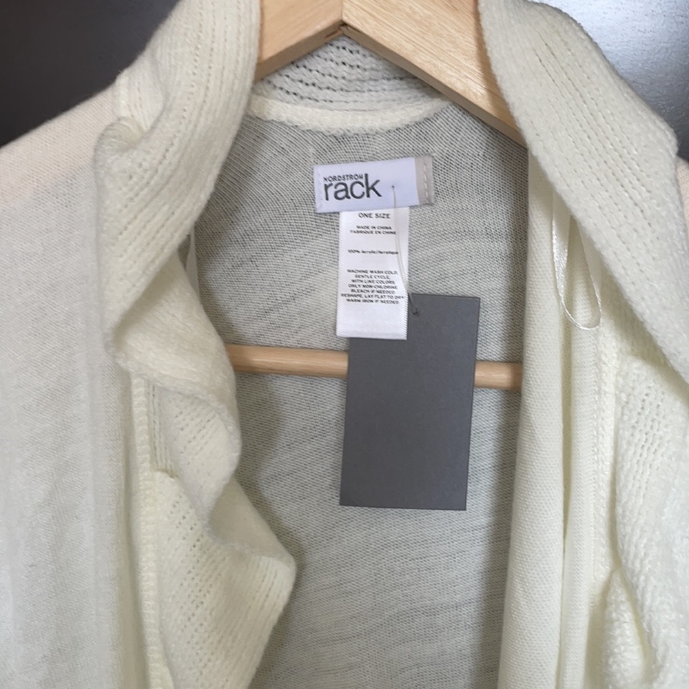 White shall/sweater - Picture 2 of 4